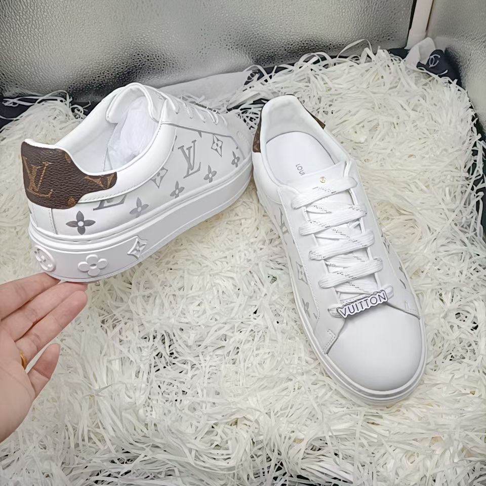 White Clear Color Simple Style V logo Women's Sneakers