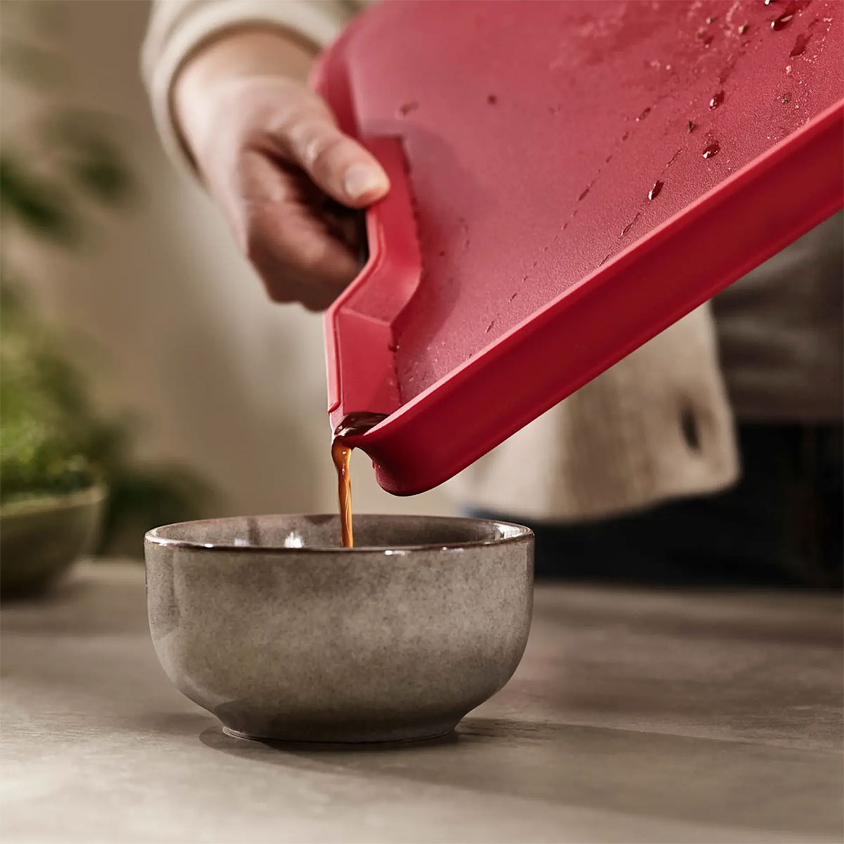 Joseph Joseph Cut & Carve Plus Chopping Board Large Red