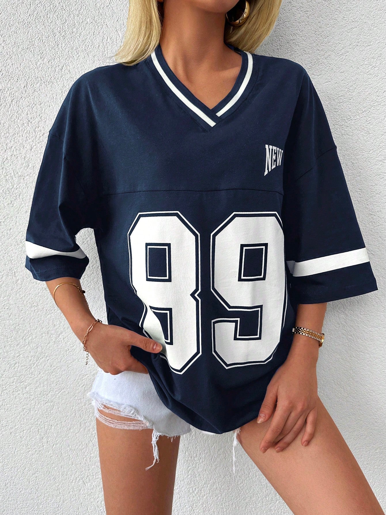 Kvinnors oversized varsity t-shirt - avslappnad passform med sportiga detaljer för vardagligt bruk
