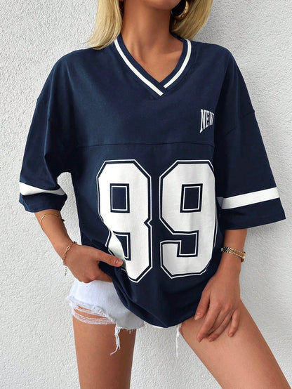 Kvinnors oversized varsity t-shirt - avslappnad passform med sportiga detaljer för vardagligt bruk