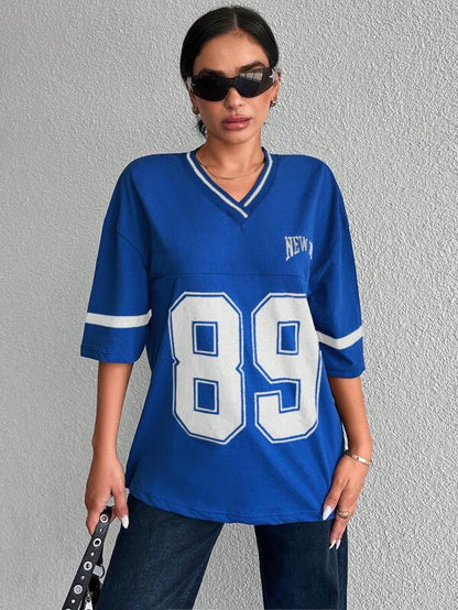 Kvinnors oversized varsity t-shirt - avslappnad passform med sportiga detaljer för vardagligt bruk