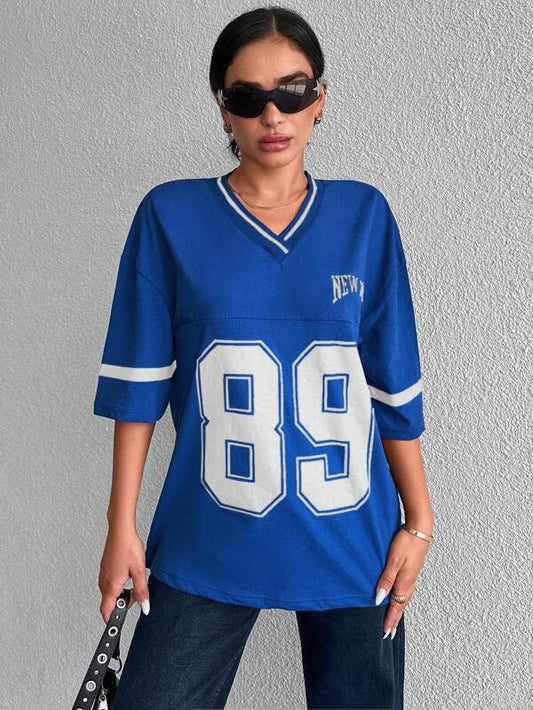 Kvinnors oversized varsity t-shirt - avslappnad passform med sportiga detaljer för vardagligt bruk