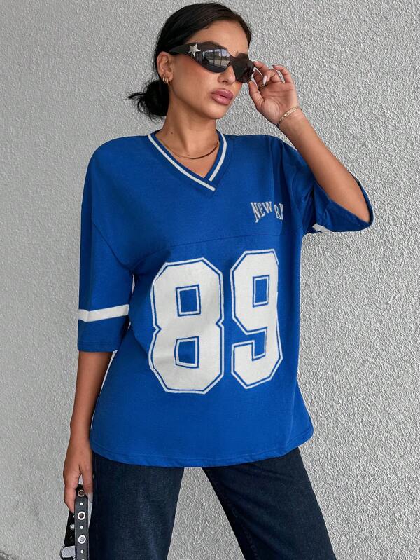 Kvinnors oversized varsity t-shirt - avslappnad passform med sportiga detaljer för vardagligt bruk