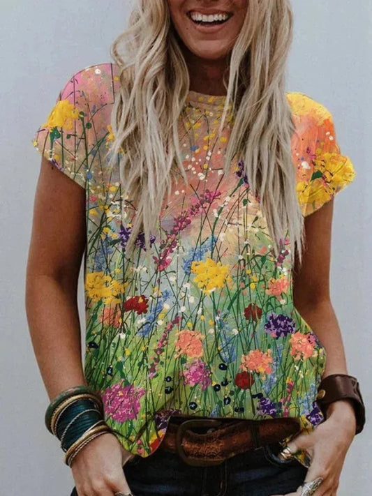 Kvinnlig blommig konst t-shirt - livfull flerfärgad avslappnad topp för en stilig sommar