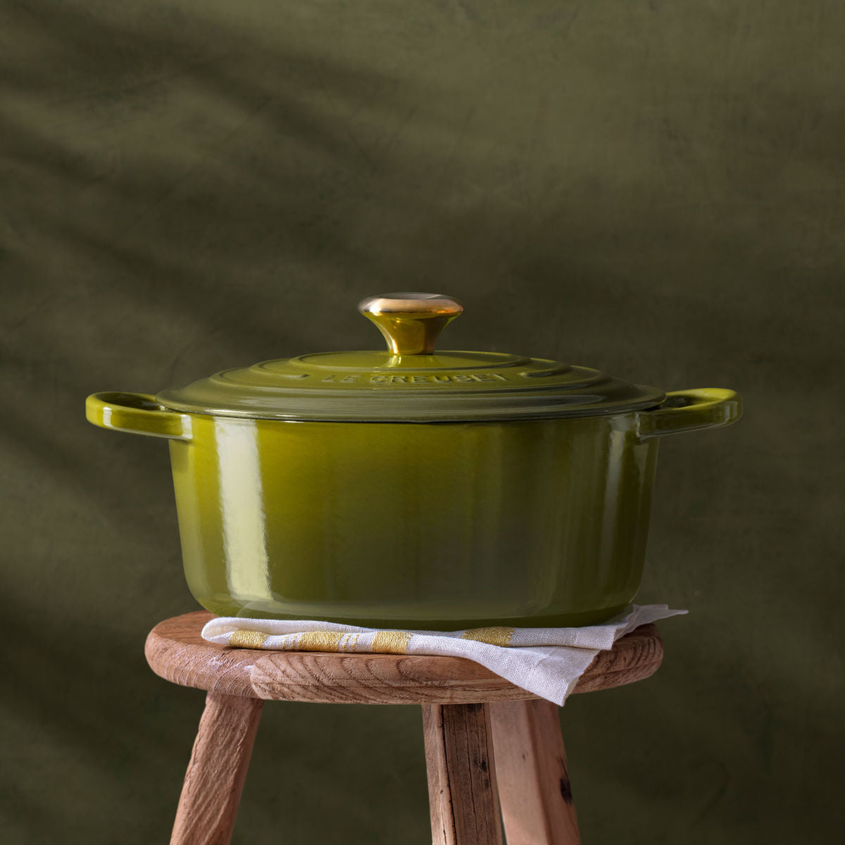 Le Creuset Signature Round Casserole Gold Knob Olive 26cm