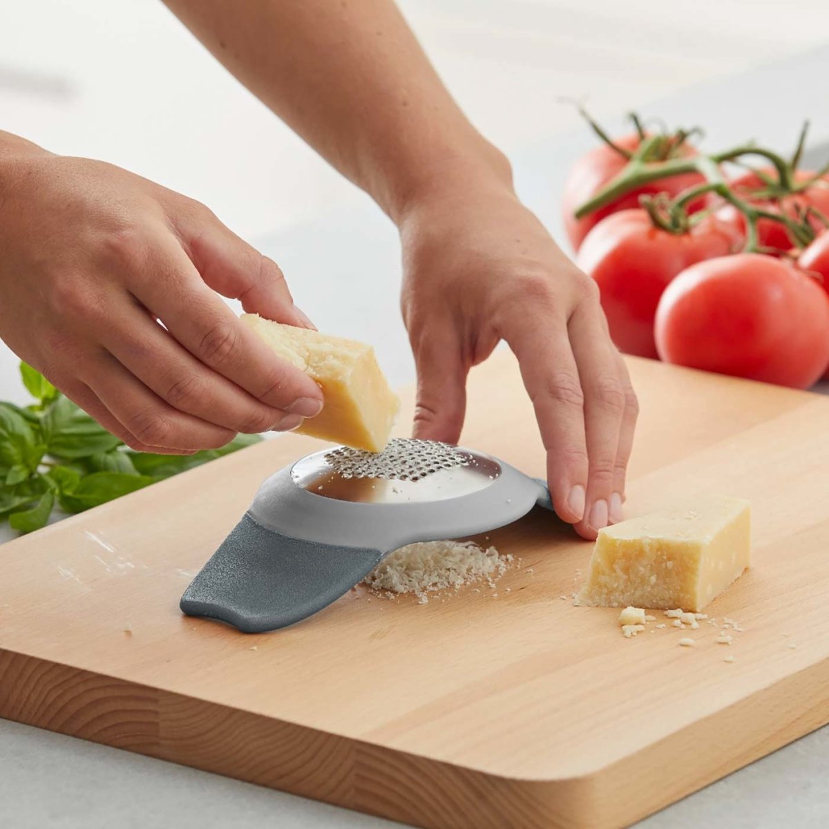 Grand Designs Grate & Crush 2 In 1 Garlic Crusher Grey/Silver