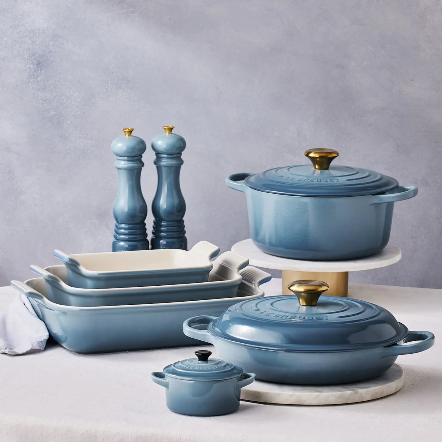 Le Creuset Signature Cast Iron Round Casserole Chambray 28cm (6.7L)